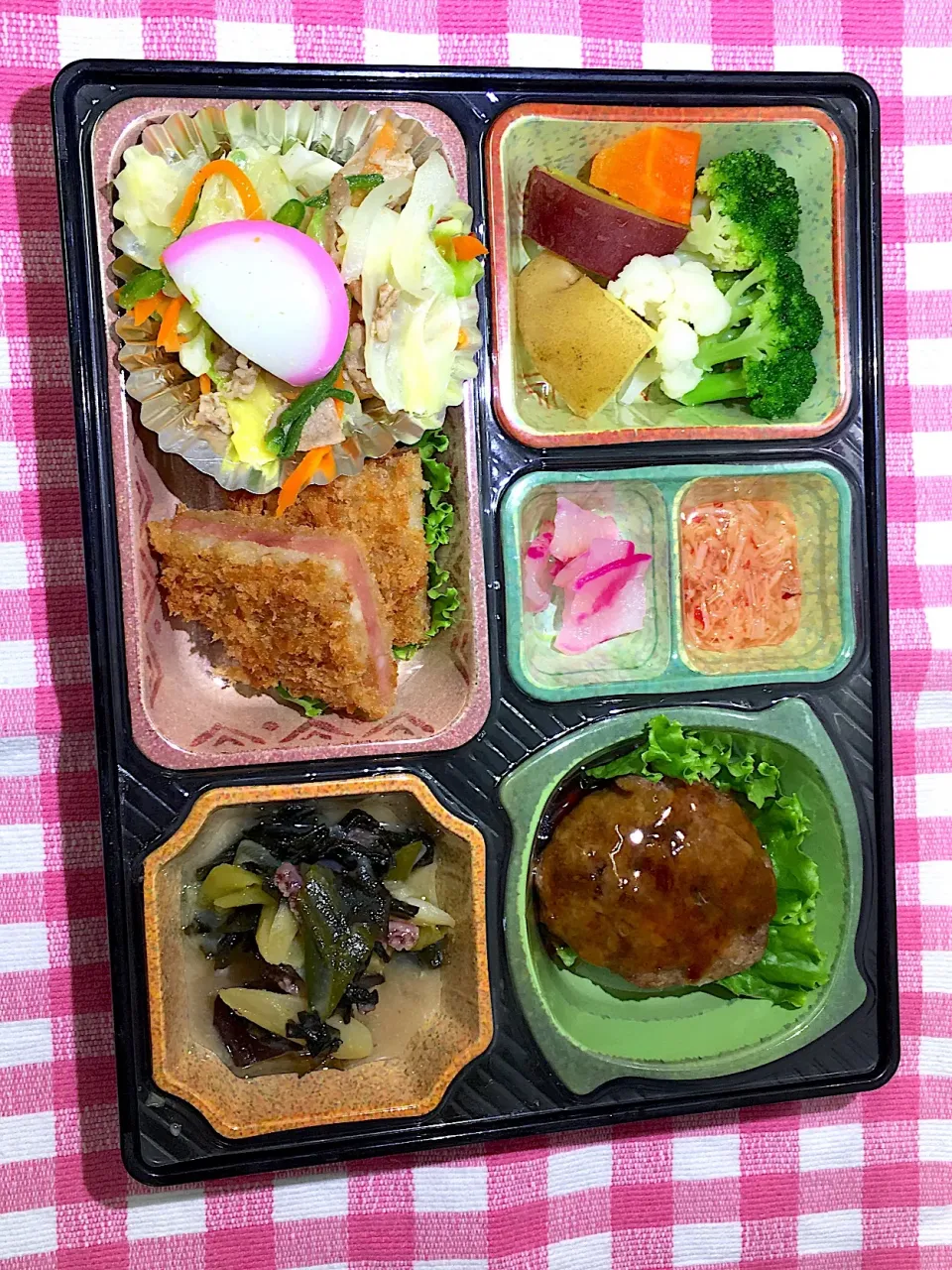 Snapdishの料理写真:手作り照り焼きハンバーグ 日替わり弁当  豊川市豊橋市一部エリア宅配|Naokazu Kuritaさん