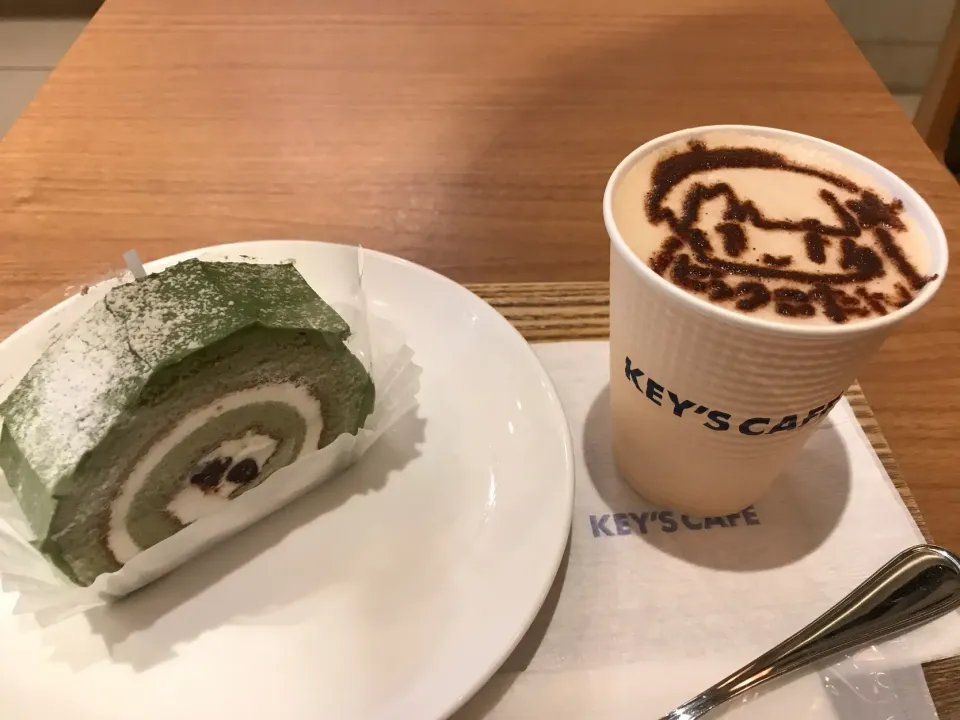 抹茶のロールケーキとビックロたんカフェラテ|手品先輩さん