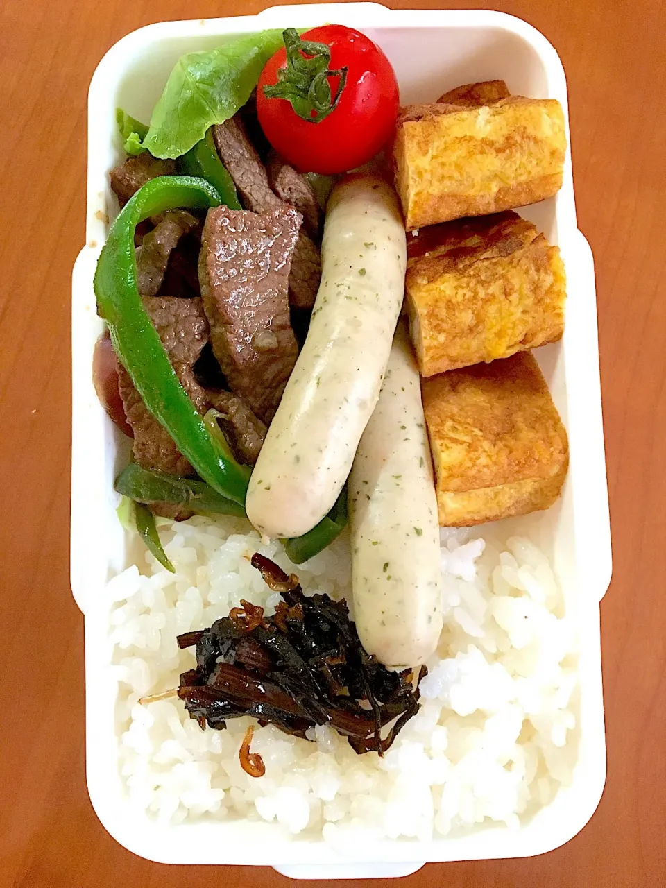 9月22日  お嬢弁当🎶
牛肉炒め弁当❗️
…  味  薄かった…  と 言われた💦 残り少ないタレでチャッチャッとしたからなぁ❗️
手抜きだね😅|みゆさん