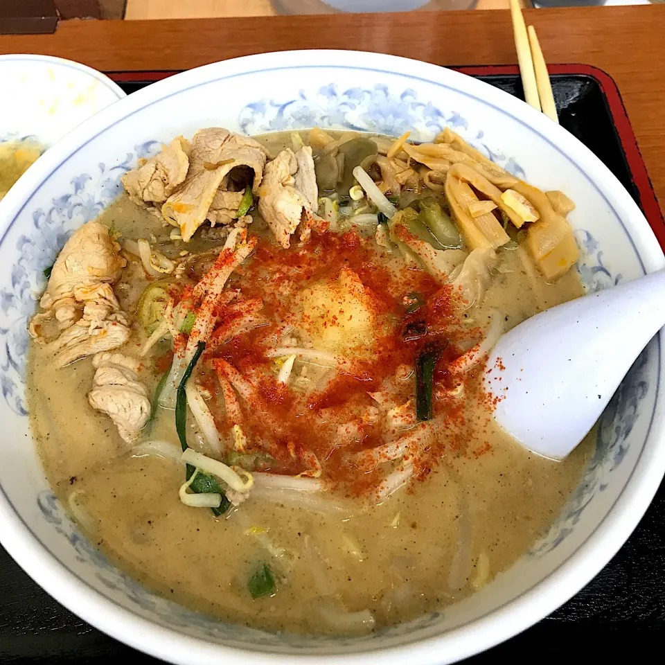 福しんの味噌ラーメン麺半分にニンニクタップリ＆一味タップリ投入して〆の晩ご飯😊|shinozakiさん