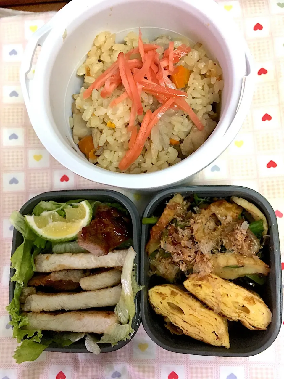 Snapdishの料理写真:9月27日息子弁当 五目炊き込みご飯 トンテキ 明太子卵焼き 竹輪と小松菜の煮浸し|オリーブさん