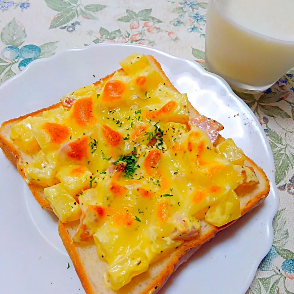 ベーコンポテトチーズトースト🍞飲むヨーグルト|うたかた。さん