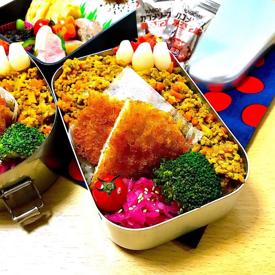 ドライカレーとトンカツ弁当
#ドライカレー弁当 #トンカツ#アルミ弁当|mihooobuuさん