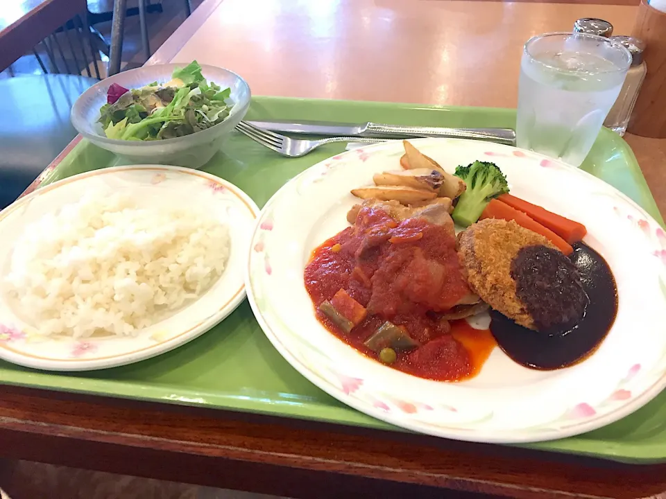 Snapdishの料理写真:Aランチ、チキンソテーラタトゥイユソース&メンチカツ|Tadahiko Watanabeさん