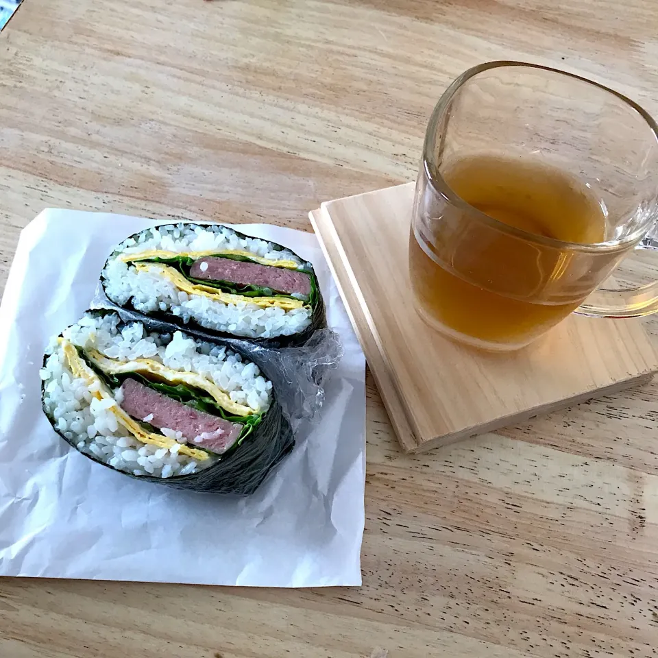 今日のお昼ご飯は初おにぎらず！！
他の具でもやってみよ！！|gu-gohanさん