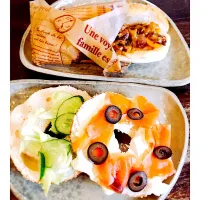 Snapdishの料理写真:smoked salmon creamチーズサンド と
フィラデルフィアチーズステーキサンド つくりました|マルさん