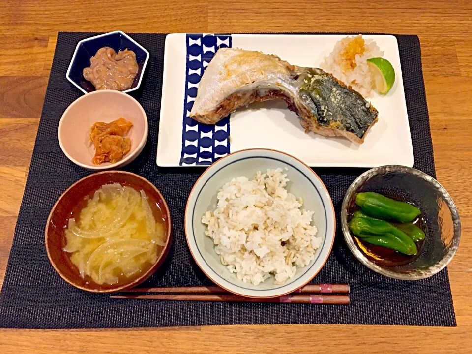 Snapdishの料理写真:函館産ブリカマ焼き、甘長シシトウカツオ煮、もち麦ごはん、他。|misaoさん