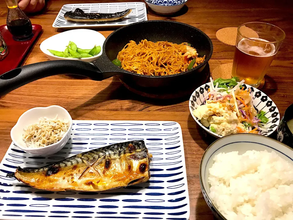 サバの塩焼きと焼きそばの楽ちん夕飯🍚|ゆたんさん