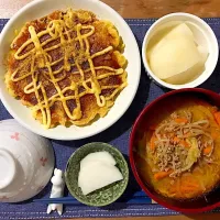 Snapdishの料理写真:お好み焼き、大根の漬物、梨、坦々風スープ|せさん