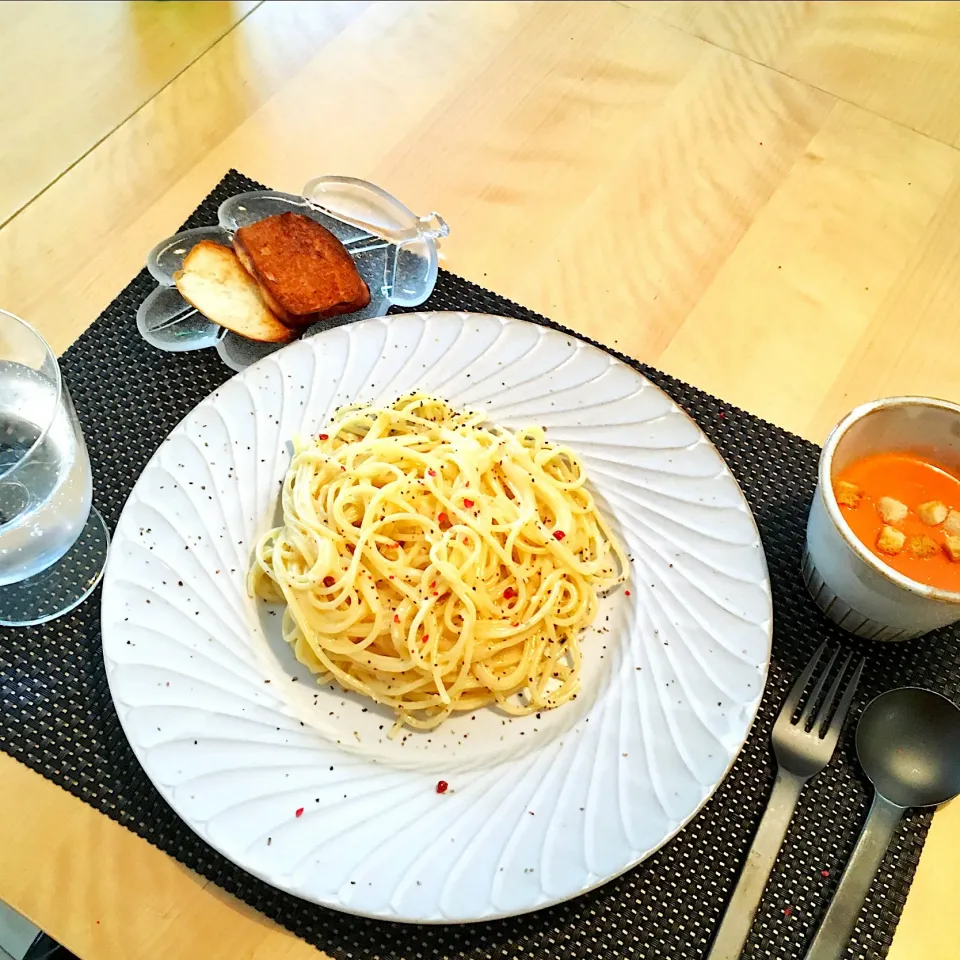 今日のランチ
パルミジャーノチーズと生クリームのパスタ、トマトの冷製スープ|あさこさん