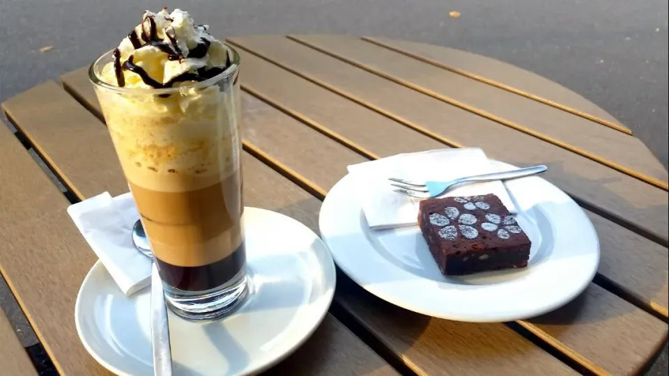 Snapdishの料理写真:Sunset Ambiance Coffee Latte Macchiato 
with nice chocolate Brownie
in Tchibo Interlaken

 #Macchiato #Coffee #Kaffee 
#Snack/Nachmittagskaffee|Najeskaさん