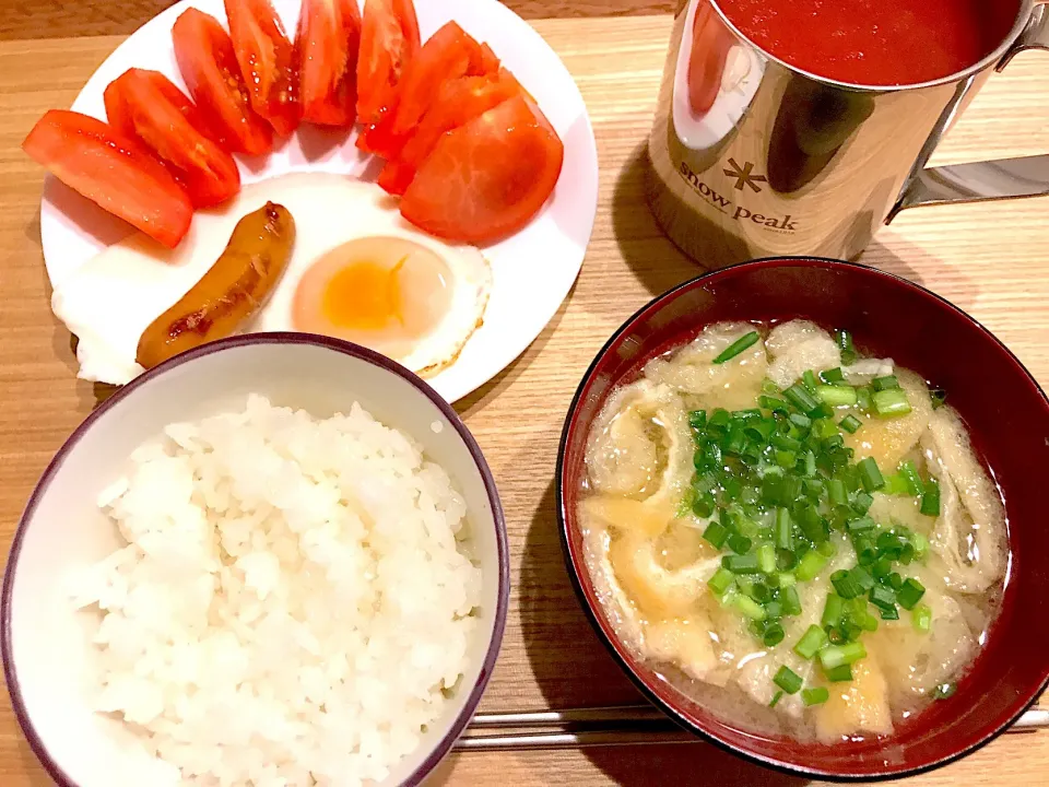 今日の朝飯！

#目玉焼き #ウインナー #トマト #トマトジュース #豆腐と油揚げの味噌汁|茂木 和哉さん