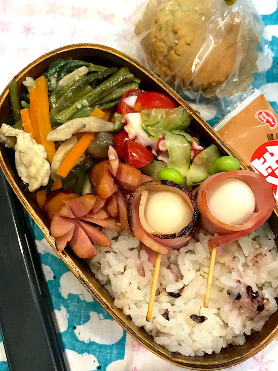 パパたろ弁当🍱

雑穀ごはん
豚肉と野菜の味噌炒め
       (人参 空芯菜 しめじ)
たこ ミニトマト きゅうりのマリネ
ソーセージ
うずらとベーコンのくるくる

マフィン|ひななぎさん