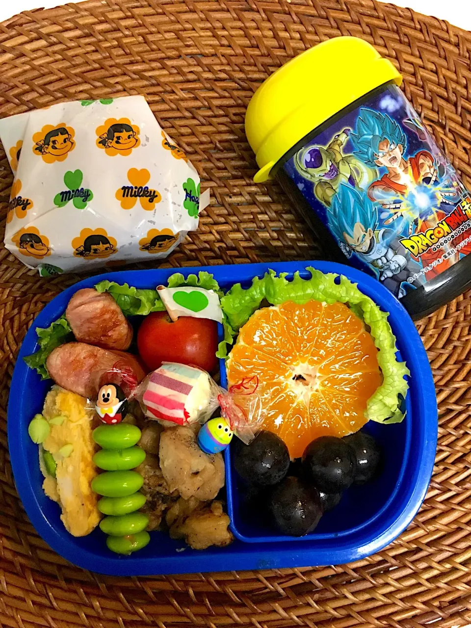 Snapdishの料理写真:#お弁当#遠足弁当#bento##lunchbox#リクエスト は#焼きおにぎり#焼き鳥#ミニトマト#卵焼き#ウインナー#枝豆 いつも大体一緒|りょーーーこさん