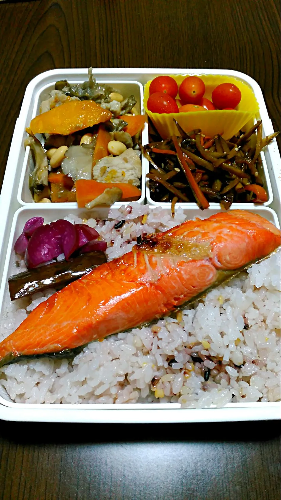 旦那様弁当。しゃけ、きんぴら、鶏肉の黒酢玉ねぎドレッシング炒め、プチトマト、自家製しば漬|みかさんさん