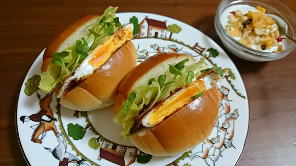 子供朝ご飯🍞ベーコンエッグサンド、ヨーグルト|アンジェさん