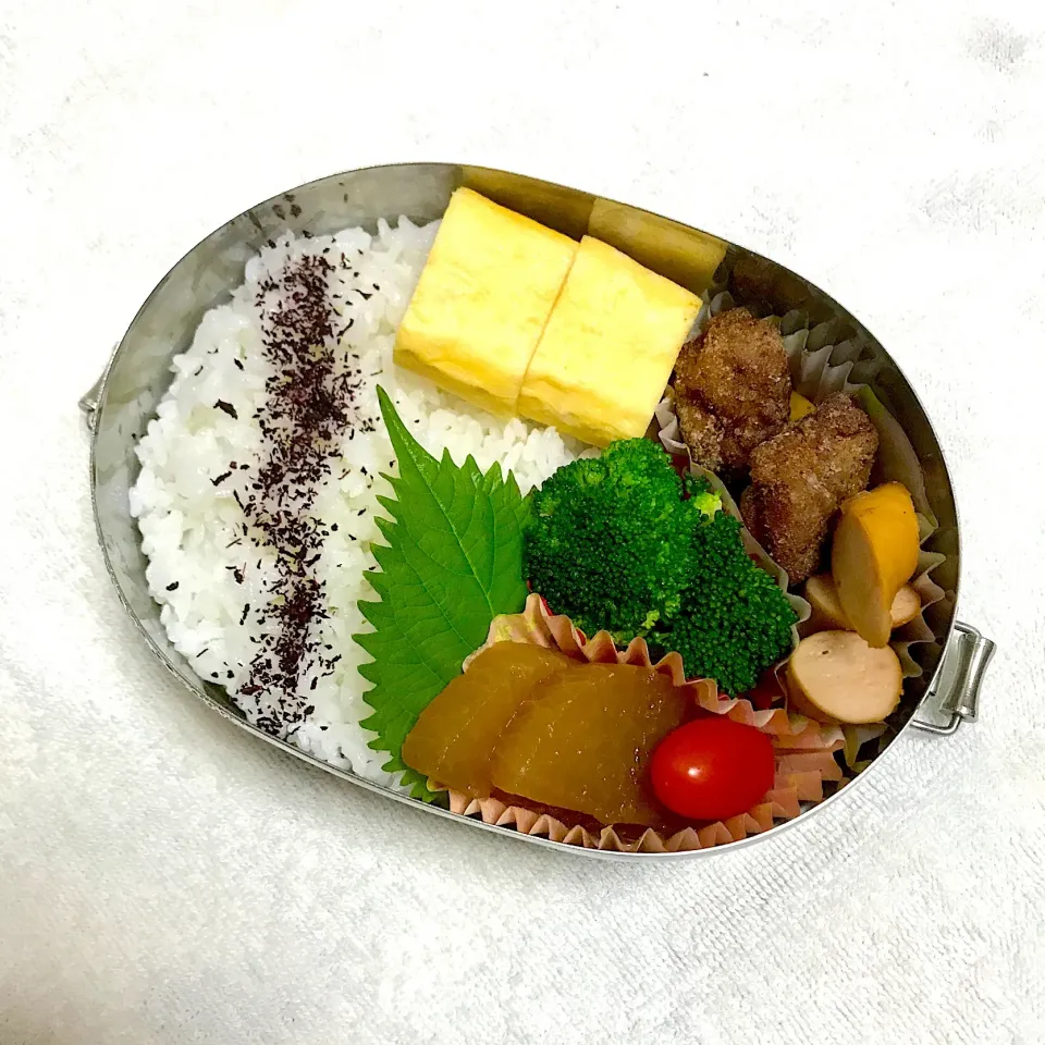 Snapdishの料理写真:玉子焼き
豚肉の香味揚げ
ウインナー
ブロッコリー塩茹で
大根煮
プチトマト
ゆかりご飯|Juneさん