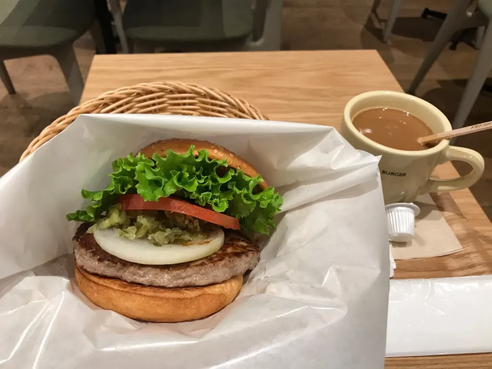 クラシックバーガーとブレンドコーヒー|手品先輩さん