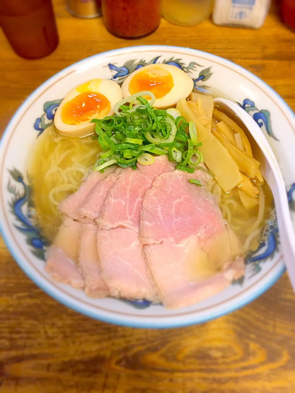 Snapdishの料理写真:極上白醤油ラーメン(大盛)＋味玉
@くじら食堂🐳|morimi32さん