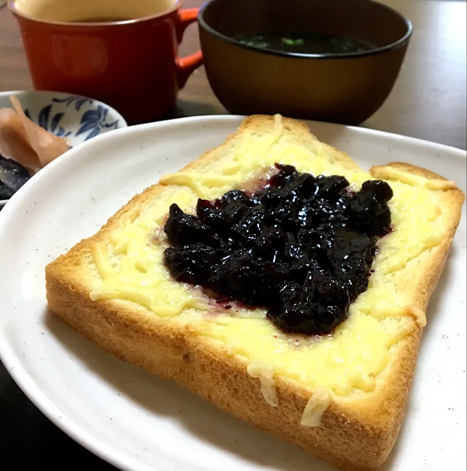 単身赴任 休日の朝ごはん☀️🍴
ブルーベリーチーズトースト🍞
なべしぎ🍆  生姜の甘酢漬け
ワカメスープ
カフェオレ
#単身赴任飯 #トースト🍞#ブルーベリージャム|ぽんたさん