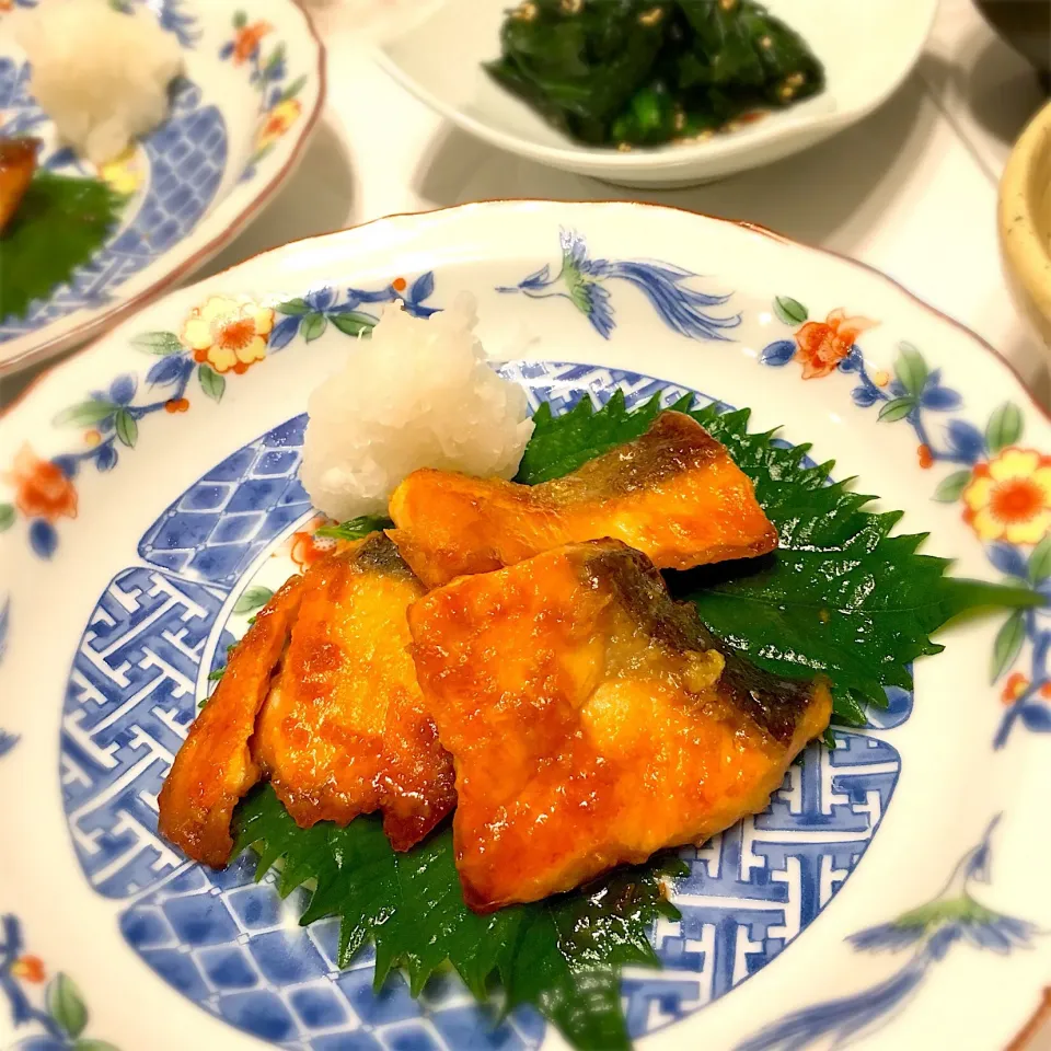 生鮭のニンニク醤油照り焼き🐟😋|まるまさん