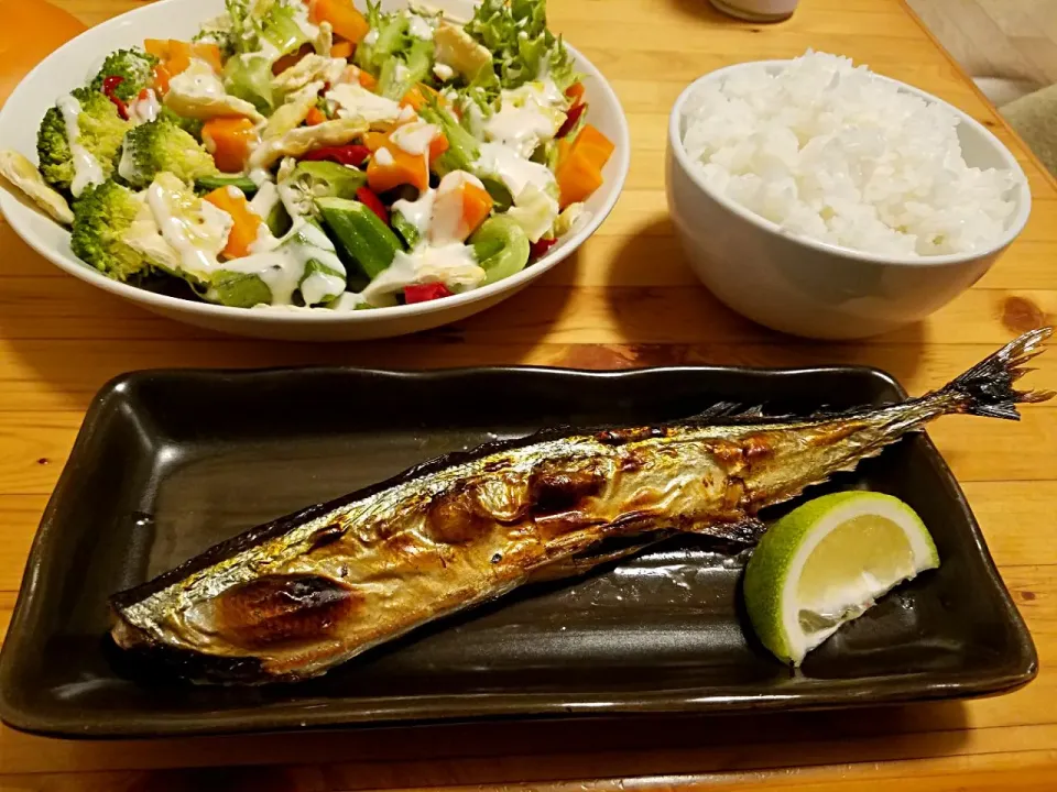 焼き秋刀魚とサラダ|ちゃんなみさん