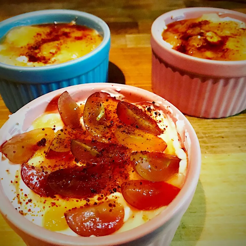 Coconut Cream Cheese Cream Pudding topped with mango Jelly or Red Grapes sparkled with burned coconut Sugar #chefemanuel #homecooking|Emanuel Hayashiさん