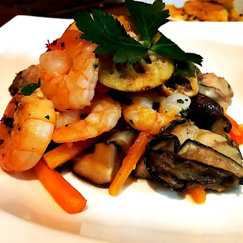 Bistro Dish Fresh Prawn & Oyster Dish with Baton Carrots Okra Fresh Garlic Coriander Lime|Emanuel Hayashiさん