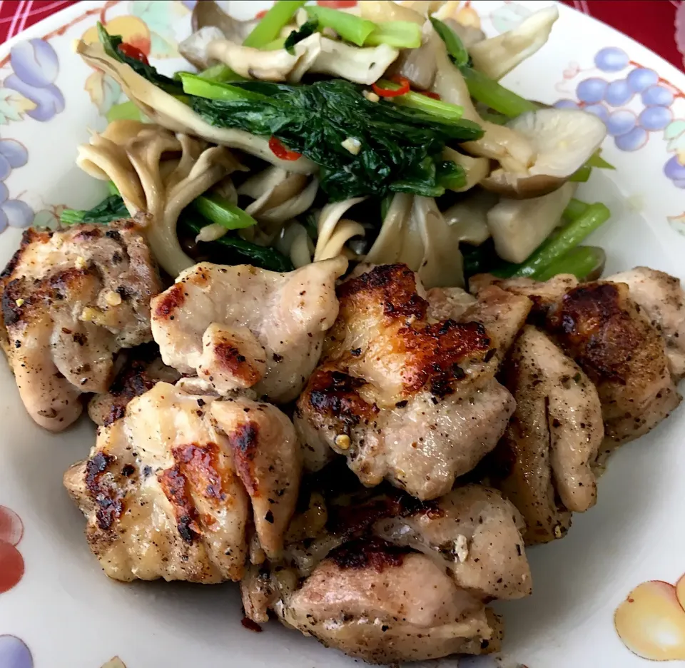 鳥もも肉のハーブ焼きと小松菜ときのこのソテー🍄|らいとさん