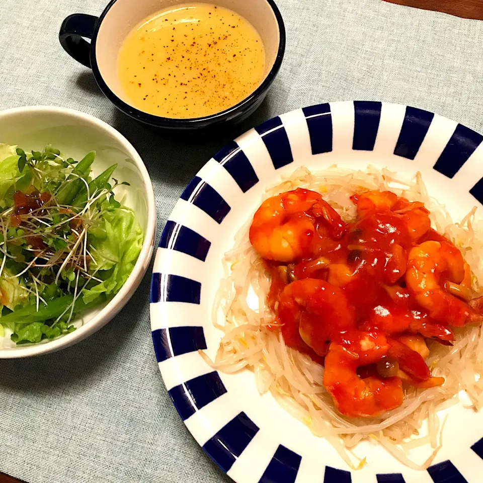 Snapdishの料理写真:エビのチリソース炒め♡中華風コーンスープ♡サラダ♡|まゆかさん