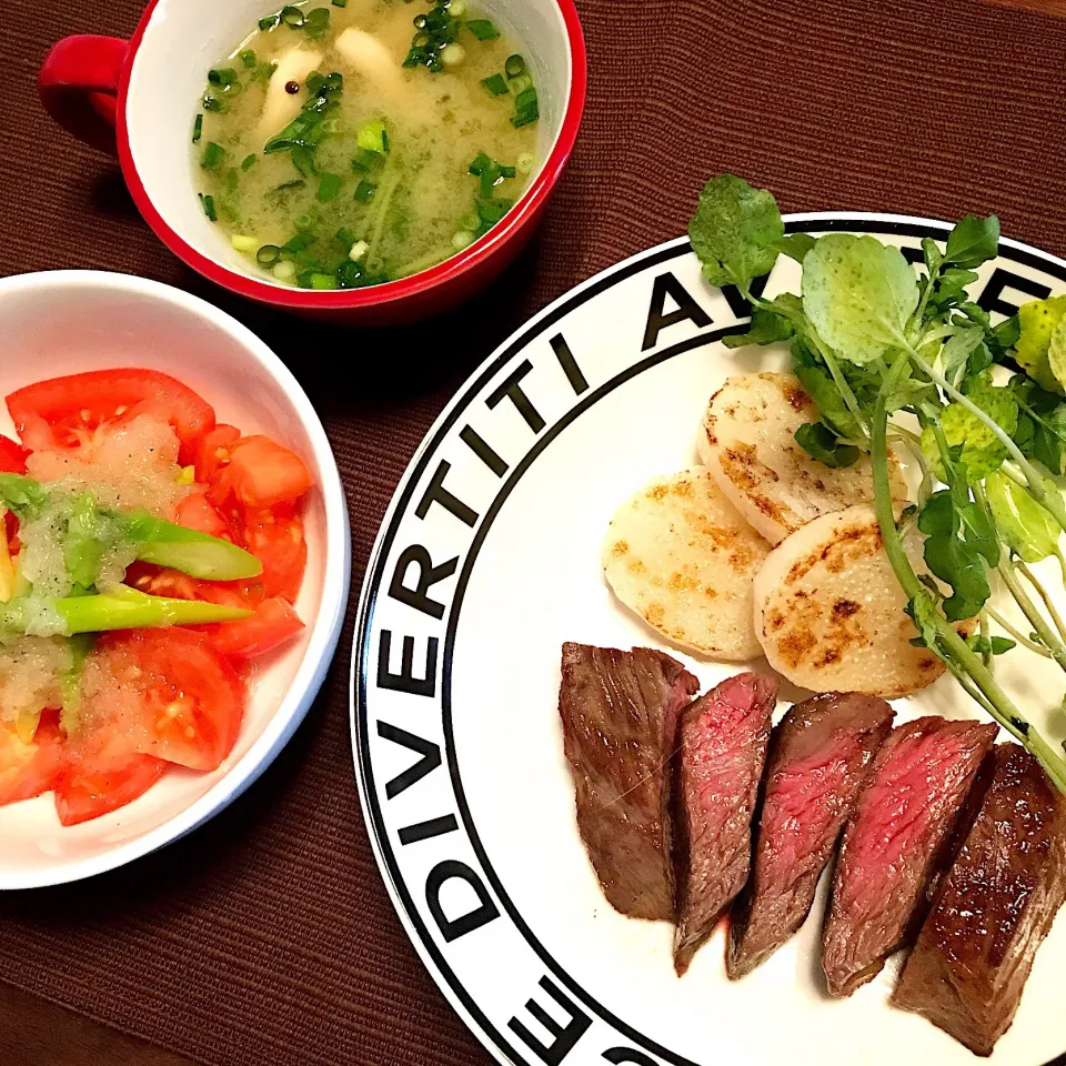 黒酢ステーキ♡トマトとアスパラのサラダ♡しめじと豆苗のお味噌汁♡|まゆかさん