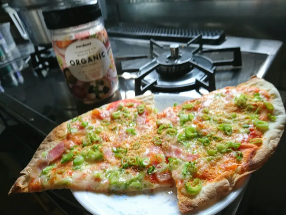 Snapdishの料理写真:九条ネギとベーコンの味噌ピザ🍕発酵食品のチーズと味噌は仲良し #しかプー#騎射場#BlueMoon|shikaさん