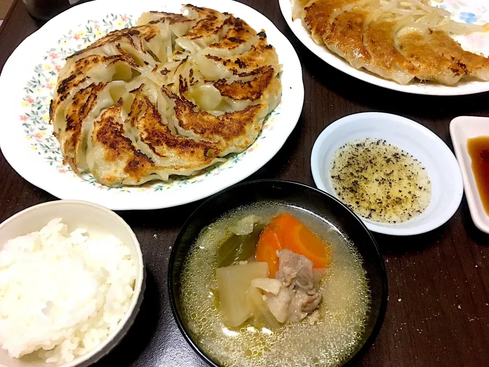 餃子定食な晩ごはん|こんこんさん