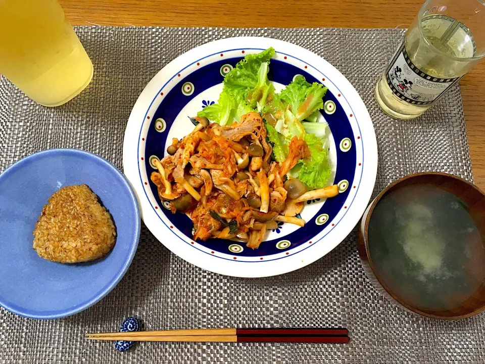 #豚キムチ #焼きおにぎり 帰宅後の包丁使わず夕飯✋ やっとスナップディッシュログインできたー.°(ಗдಗ。)°.|hhhさん