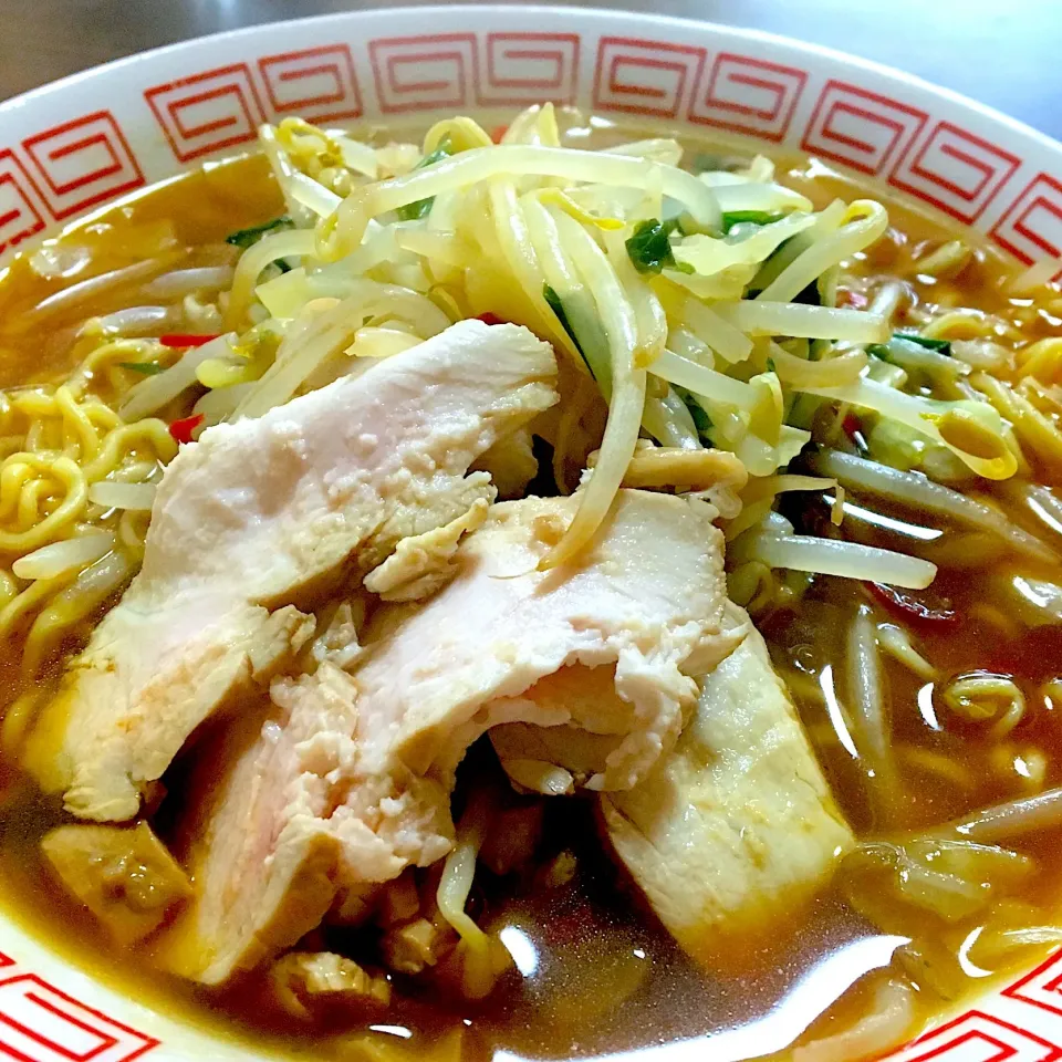 単身赴任  休日の昼ごはん
もやしたっぷりラーメン🍜|ぽんたさん