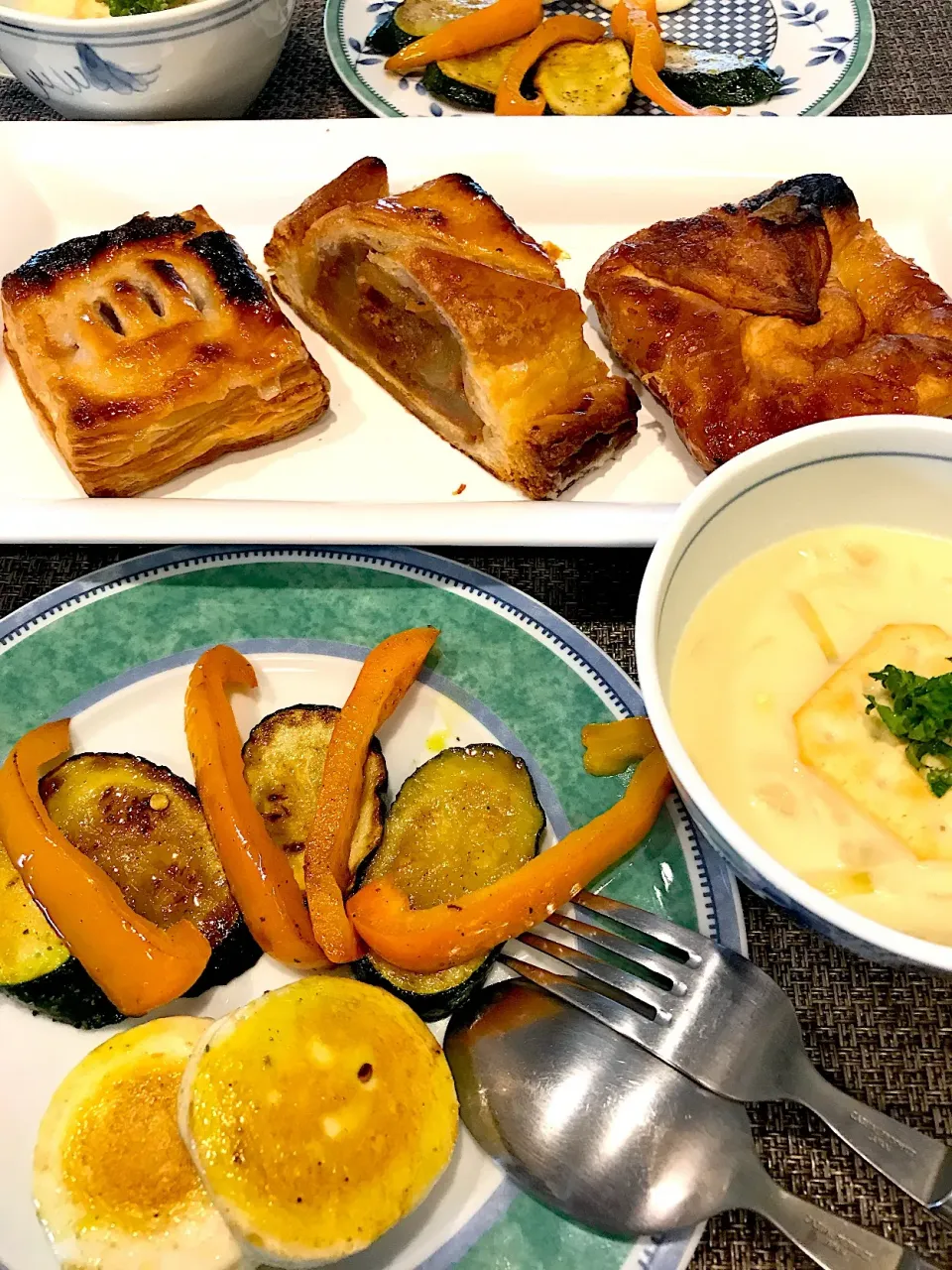 ズッキーニとパプリカのオリーブオイル炒めと頂き物のドイツパンで朝ごパン|シュトママさん