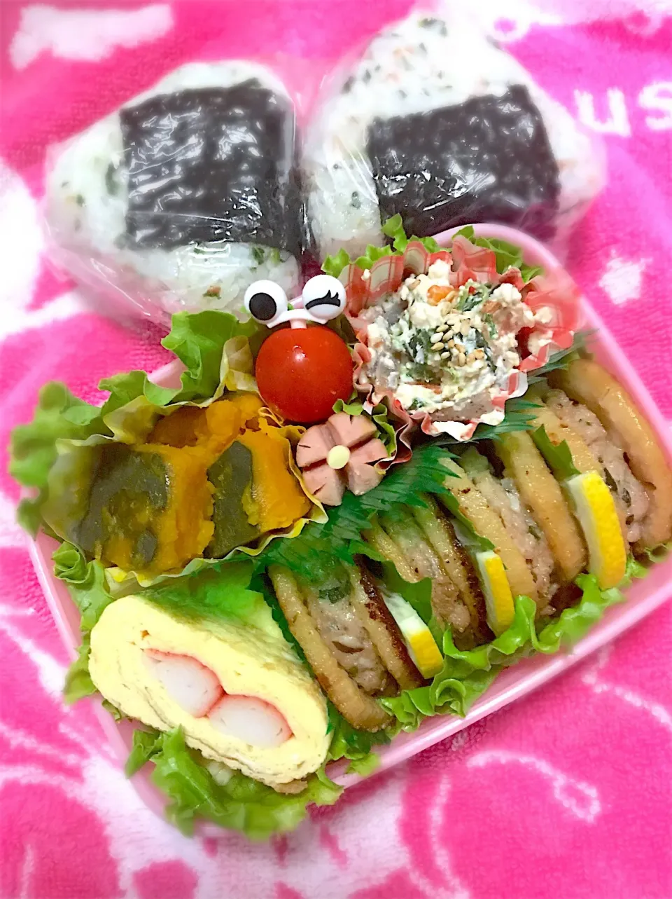 Snapdishの料理写真:写生大会【おにぎり🍙弁当】〜レンコンはさみ焼き・カニカマ玉子焼き・かぼちゃ煮物・白和えetc〜 #おにぎり#おにぎり弁当#レンコンはさみ焼き#れんこん|華恋さん