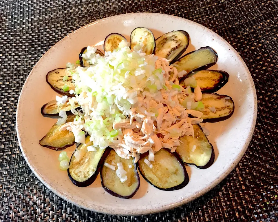 焼きナスの茹で鶏と葱のせ🍆子供の頃いちばん好きだったおかず٩꒰｡•◡•｡꒱۶|ぷっくりんこ💙さん