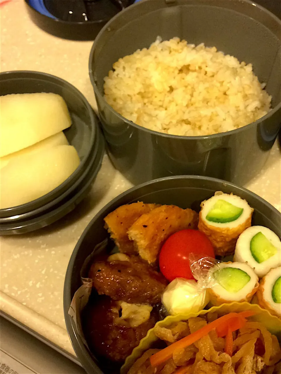 Snapdishの料理写真:旦那弁当🍱
玄米ご飯
牛カルビマヨネーズ(冷食)
チキン(冷食)
切り干し大根
ちくわきゅうり
ミニトマト
チーズ
梨|すがかえさん