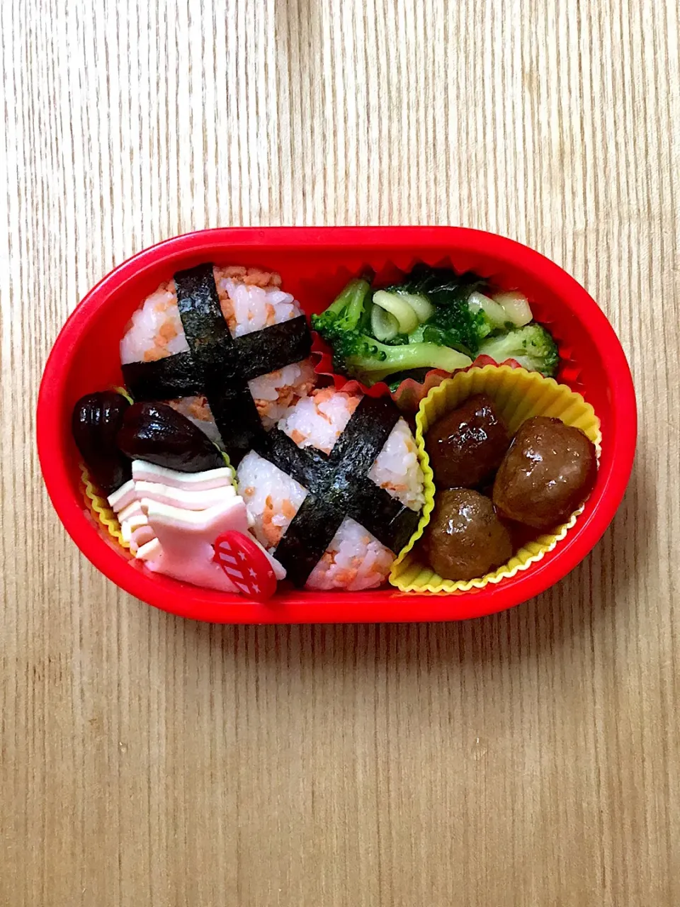 Snapdishの料理写真:#ムスメ弁当 

ミートボール、野菜のバターソテー、しょうゆ豆、ハムチーズ、鮭おにぎり|mossan＠OSAKAさん