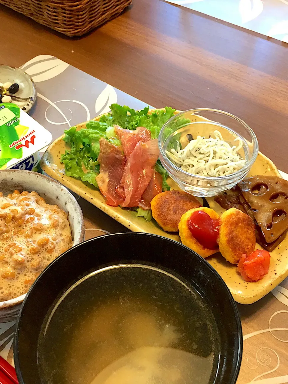 Snapdishの料理写真:朝ごはん
チキンナゲット、レンコンきんぴら、辛子明太子、生ハム、フリルレタス、なすの味噌汁、白米、納豆、アロエ入りヨーグルト|かよちゃんさん