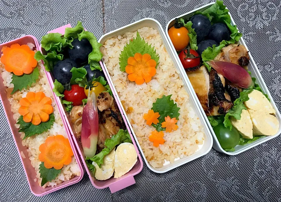 親子弁当。お花の型抜き🌸が見当たらず人参でかい（笑）飾り切り1つで時間切れ。まあるい巨峰、トマトで隙間埋めるパターン、手抜きすぎだわね💦しずく型卵焼きは成功🥚|RKさん