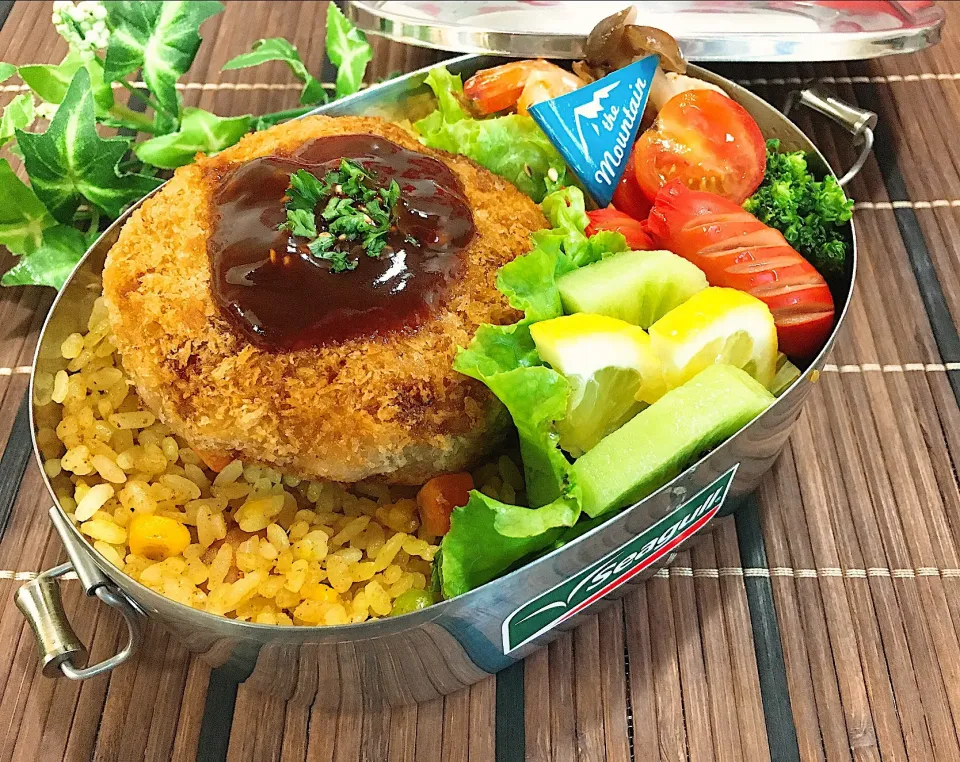 メンチカツonカレーピラフのお弁当♬|mikiteeee52さん