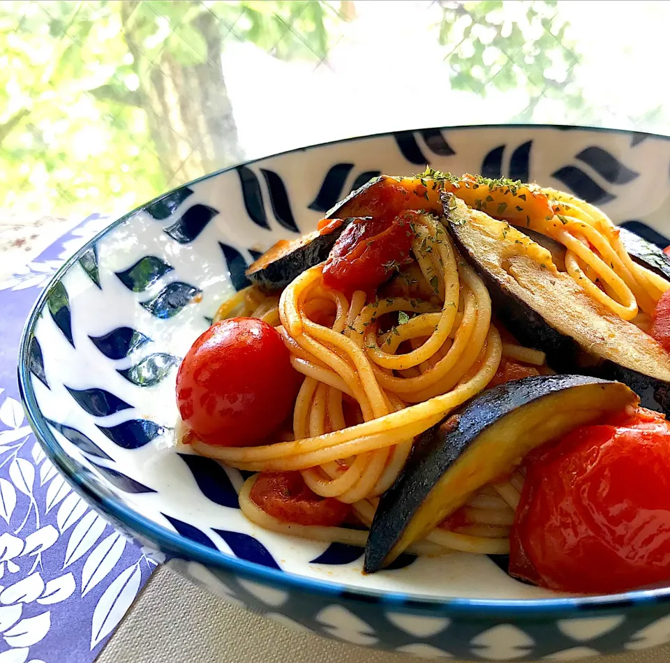 昼ごはん  ☆Yumi☆さんの簡単 レンジでtomato  sauce～🎵で、茄子とトマトのtomato  sauce Pasta🍝|砂雪さん