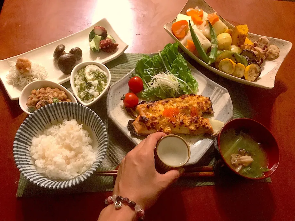 Snapdishの料理写真:Today's Dinner🍴前菜･温野菜ｻﾗﾀﾞ･ｻｰﾓﾝの味噌ﾀﾙﾀﾙﾁｰｽﾞ焼き･白飯･ｵｸﾗ納豆･大和芋めかぶ･小松菜としめじのお味噌汁|🌈Ami🍻さん