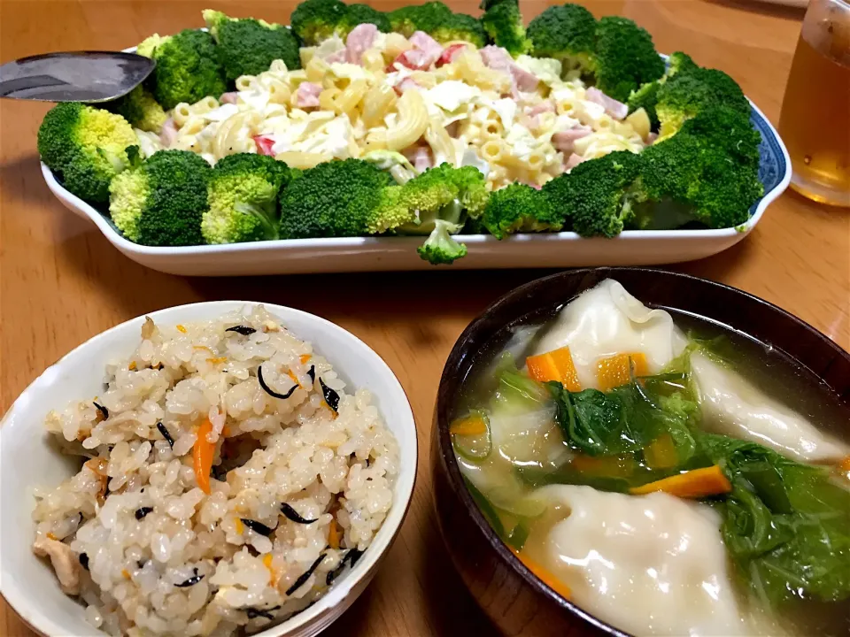 ゆーはん🍚
炊き込み御飯、餃子スープ、マカロニサラダ|ふみぃさん