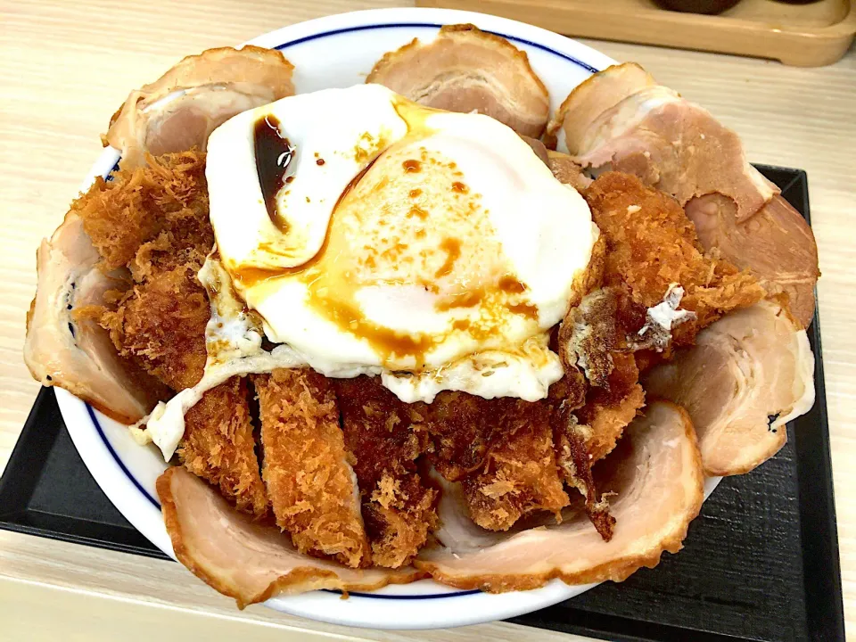 増し増しチャーシューエッグチキンカツ丼|T. Wonderさん