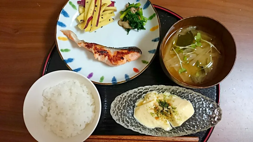 子供夜ご飯🍚鮭塩麹焼き、春菊椎茸和え物、薩摩芋塩きんぴら、大根白葱貝割れお味噌汁、玉子豆腐|アンジェさん