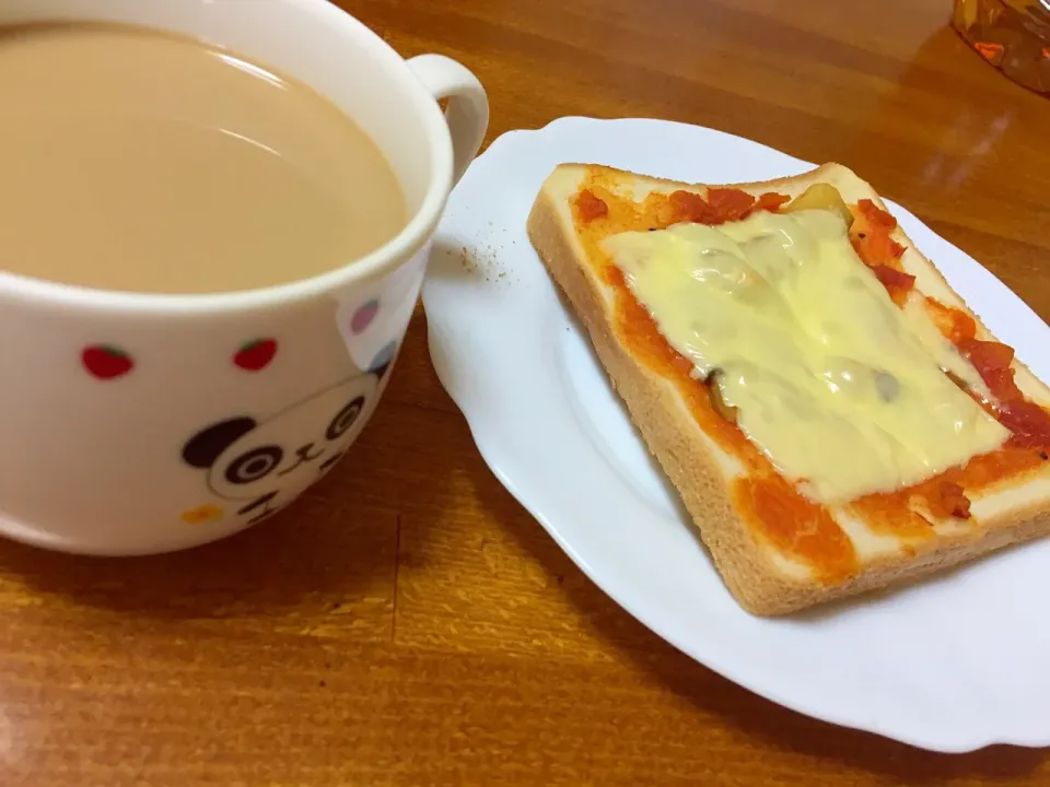 Snapdishの料理写真:鶏肉のトマト煮込みでピザトースト(°▽°)と、コーヒー♪|inoさん