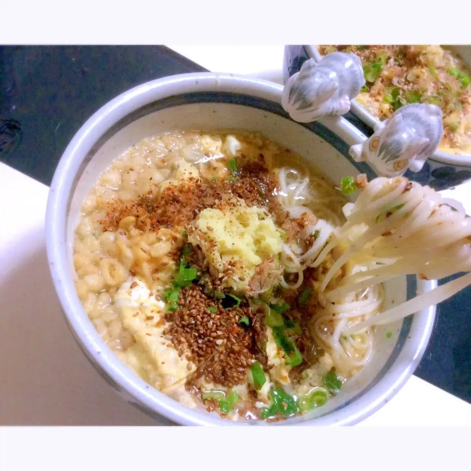 Snapdishの料理写真:あっさり 肉玉稲庭うどん
わけぎ、煎りたてのゴマ、揚げ玉、生姜を入れて^_^|Takeshi  Nagakiさん